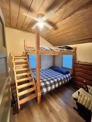WiFi, bed sheets - Cozy 2-bedroom private Lakefront-cottage on Oneida Lake. (Canastota)