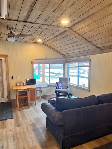 Cozy 2-bedroom private Lakefront-cottage on Oneida Lake.