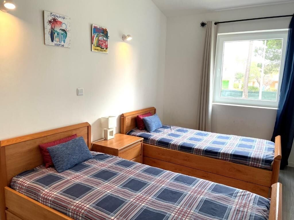 Superior-Apartment, Poolblick | Schallisolierte Zimmer, Bügeleisen/Bügelbrett, kostenloses WLAN