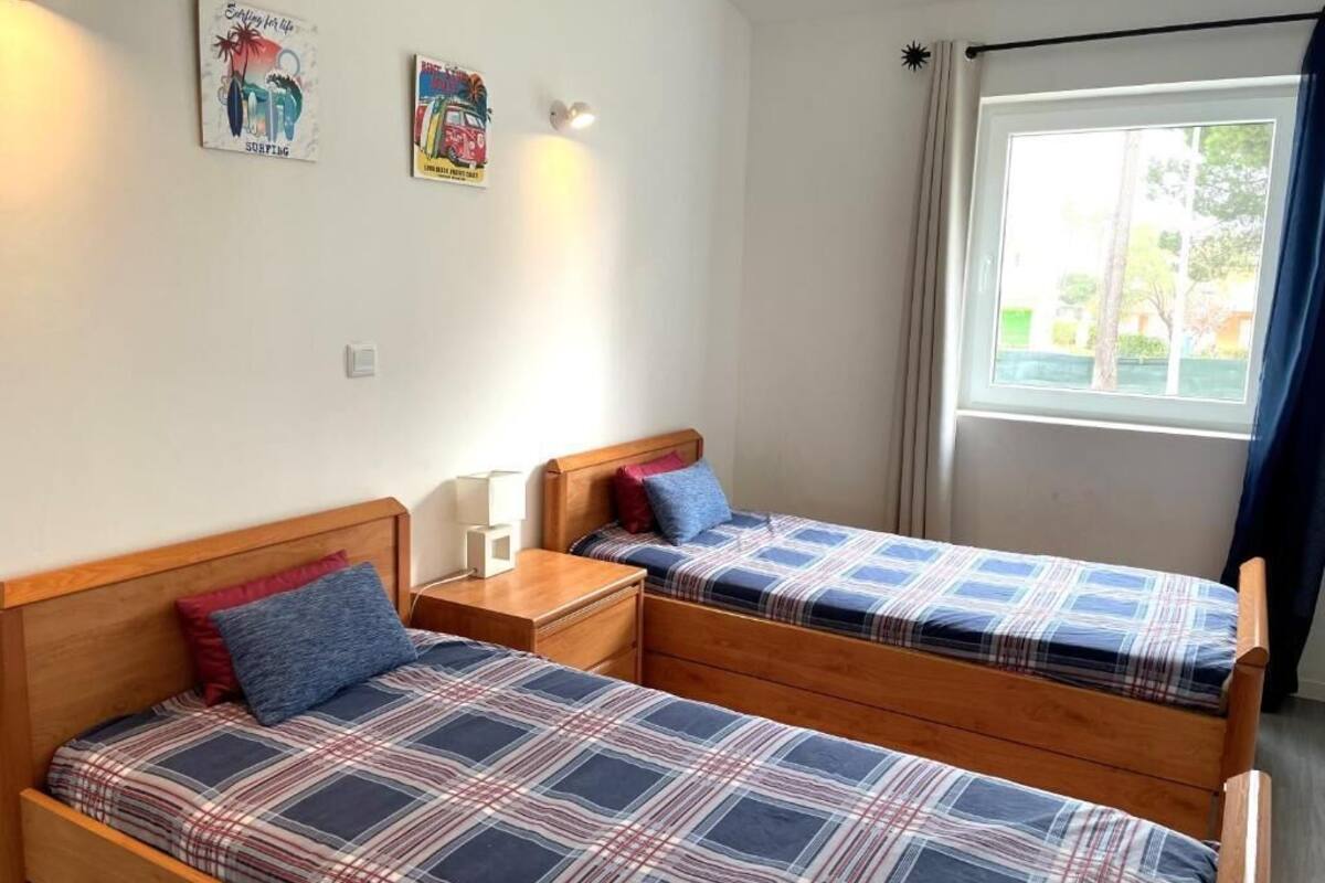 Appartement Supérieur, vue piscine | Bureau, rideaux occultants, chambres insonorisées