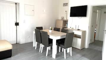 Apartemen Superior, pemandangan kolam renang | Tempat makan