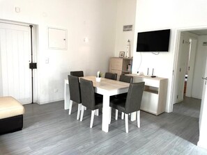 Superior-Apartment, Poolblick | Speisen