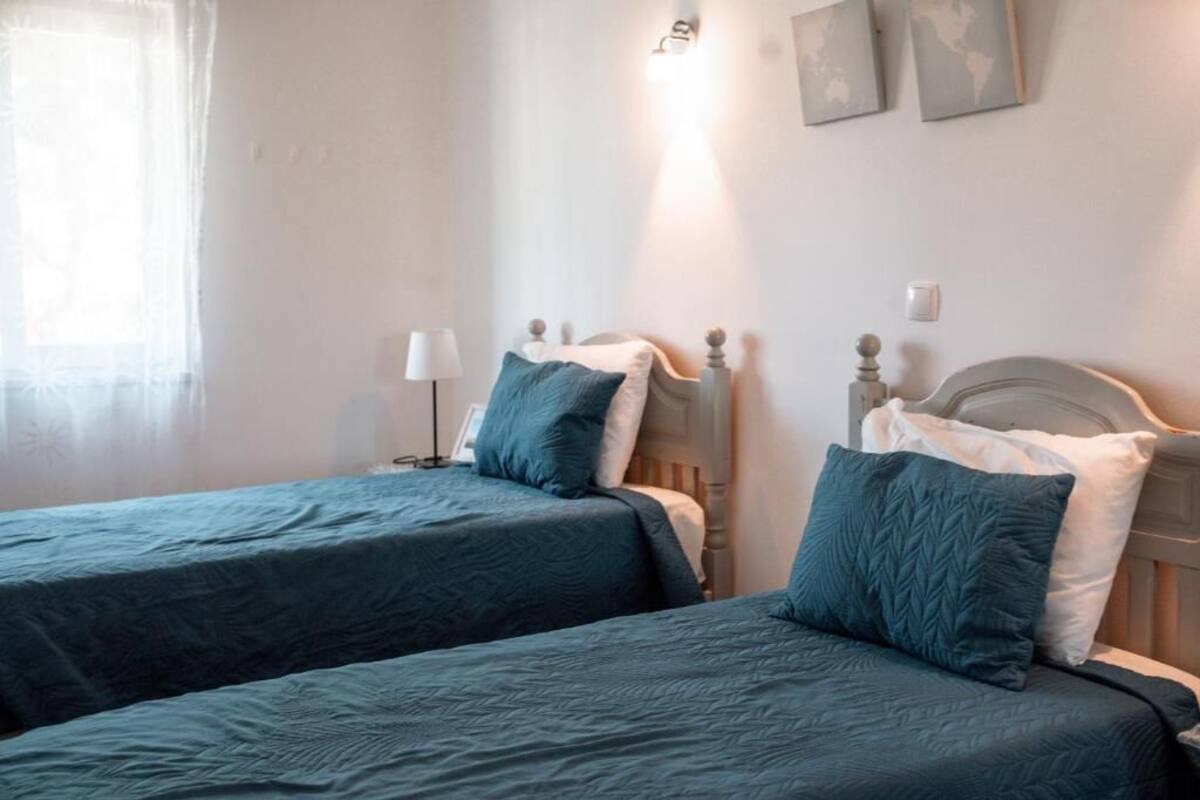 Appartement Supérieur, vue piscine | Bureau, rideaux occultants, chambres insonorisées