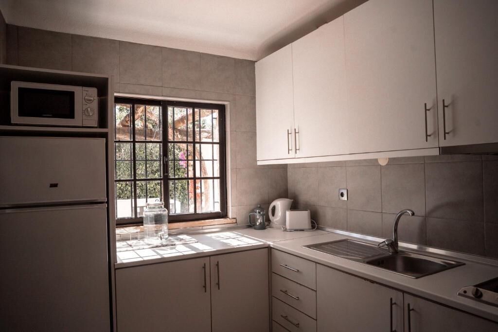 Basic Apartment, Garden View | Private kitchen | Fridge, microwave, toaster, cookware/dishes/utensils