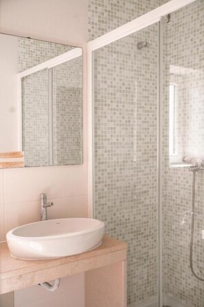 Apartamento superior, vista para a piscina | Banheiro