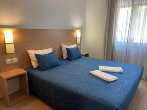Desk, blackout curtains, soundproofing, iron/ironing board - Apartamentos Honório - Vilamoura (Loule)
