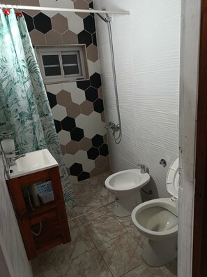 Toallas, jabón y papel higiénico