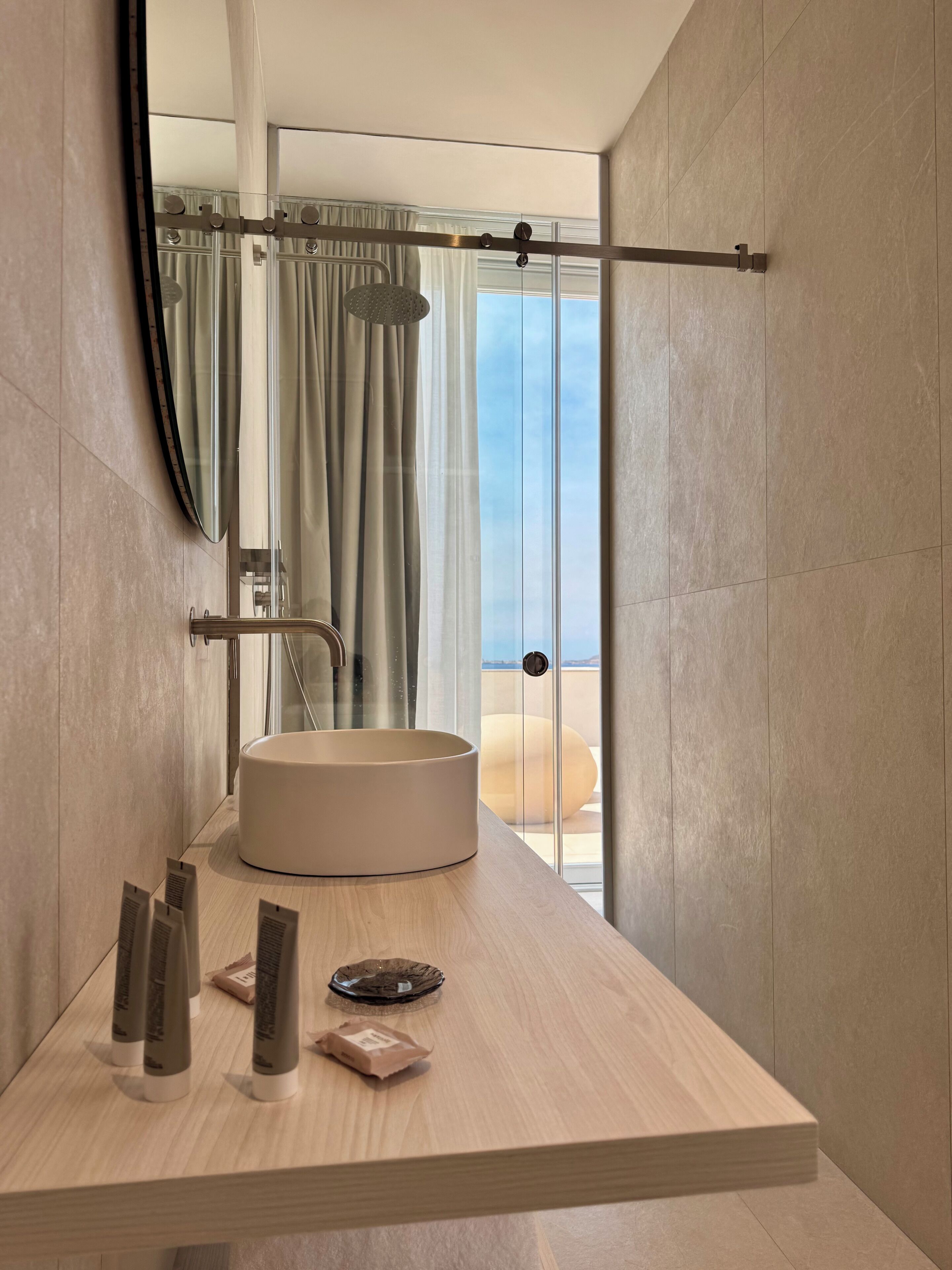 Comfort-Zimmer | Badezimmer | Dusche, Regendusche, Designer-Toilettenartikel, Haartrockner
