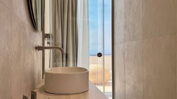 Camera Comfort | Bagno | Doccia, soffione a pioggia, set di cortesia firmato, asciugacapelli