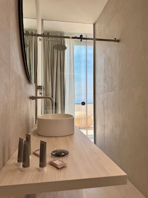 Habitación Confort | Baño | Ducha y cabezal de ducha tipo lluvia