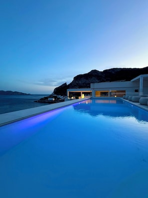 Una piscina al aire libre (de 09:00 a 22:00), sombrillas, tumbonas