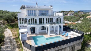 Exterior - Gigi Star Lodgings 3 Bedroom Premium Apartment w Pool, Private Balcony, Sea View (Planos)