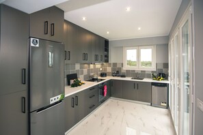Private kitchen - Gigi Star Lodgings 3 Bedroom Premium Apartment w Pool, Private Balcony, Sea View (Planos)