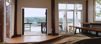 泳池旁花園房屋  