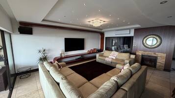 TV, fireplace
