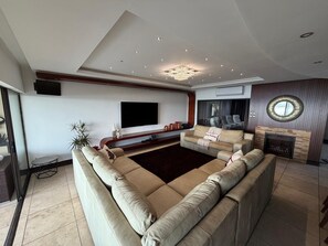 Télévision, cheminée