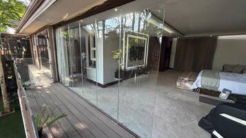 4 slaapkamers, een strijkplank/strijkijzer, internet, beddengoed