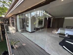 4 bedrooms, iron/ironing board, internet, bed sheets