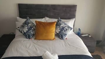 4 soverom, strykejern/-brett, internettilgang og sengetøy