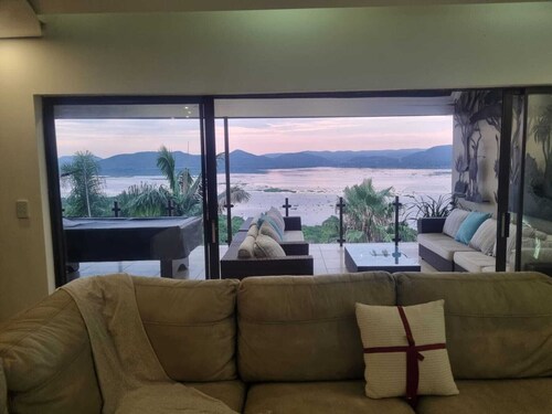 Spacious 4-bedroom house in beautiful Hartbeespoort with AC