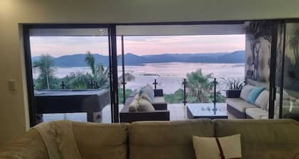 Spacious 4-bedroom house in beautiful Hartbeespoort with AC