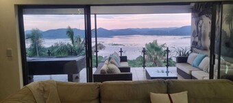 Spacious 4-bedroom house in beautiful Hartbeespoort with AC