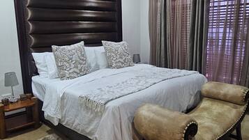 4 soverom, strykejern/-brett, internettilgang og sengetøy