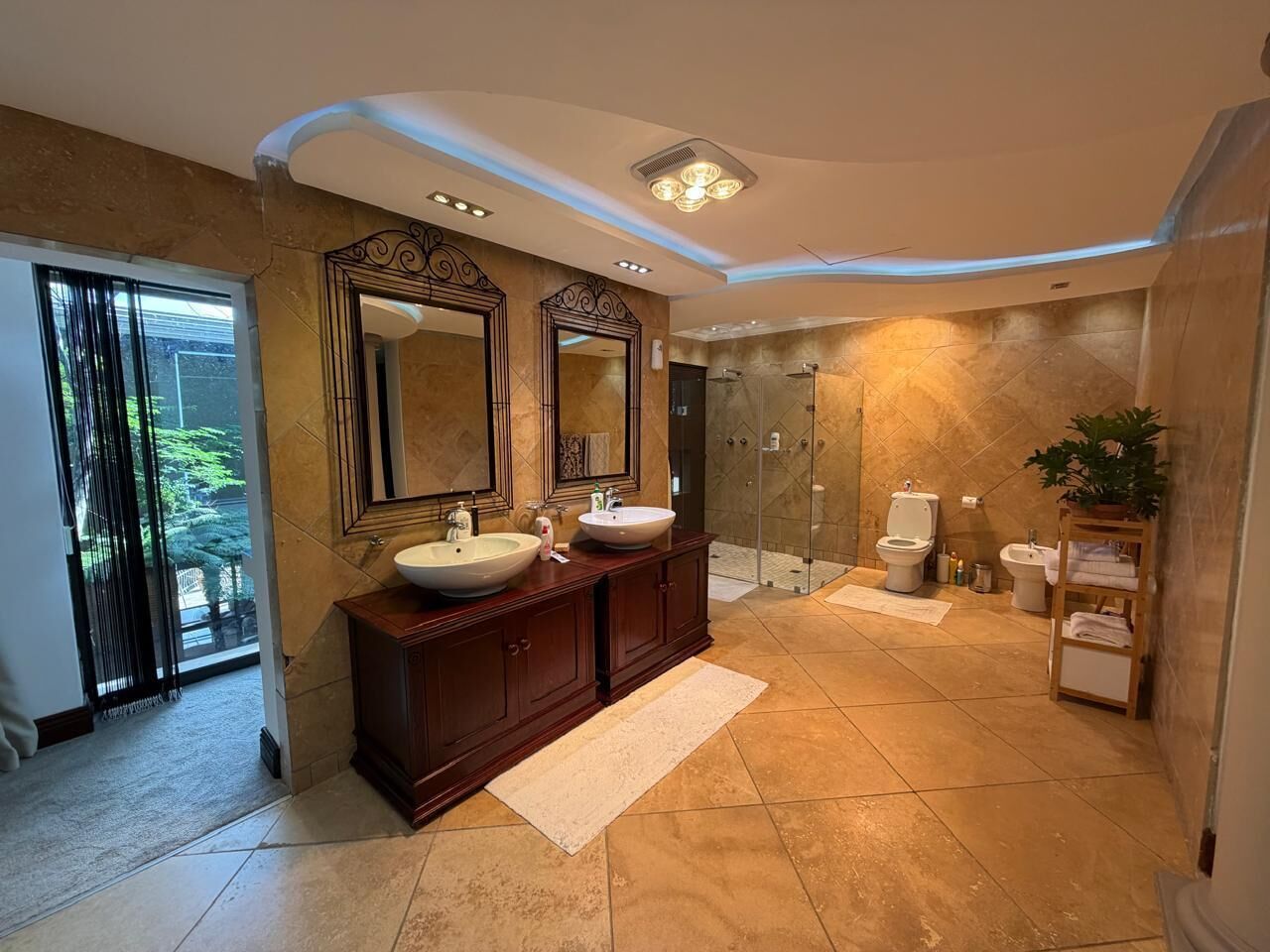 Dusche, Bidet, Handtücher, Seife