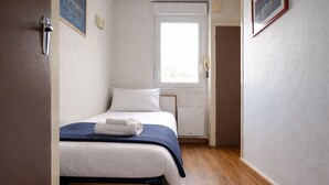 Tabla de planchar con plancha, wifi gratis y ropa de cama 