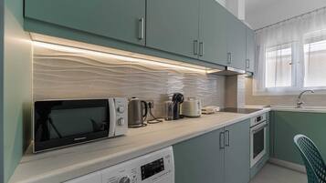 Réfrigérateur, micro-ondes, four, plaque de cuisson