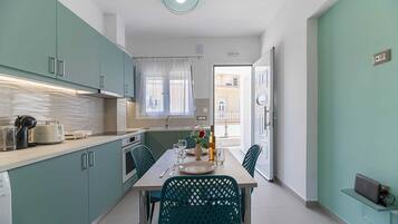 Frigorífic, microones, forn i placa de cuina