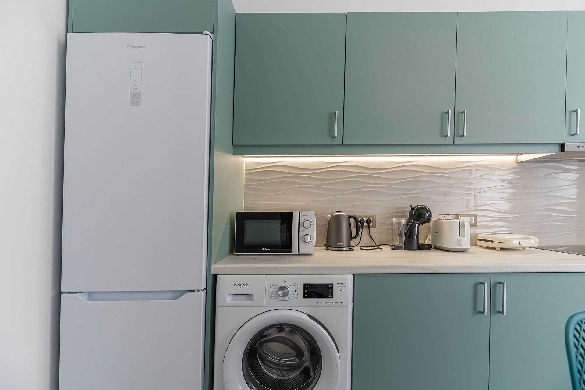 Réfrigérateur, micro-ondes, four, plaque de cuisson