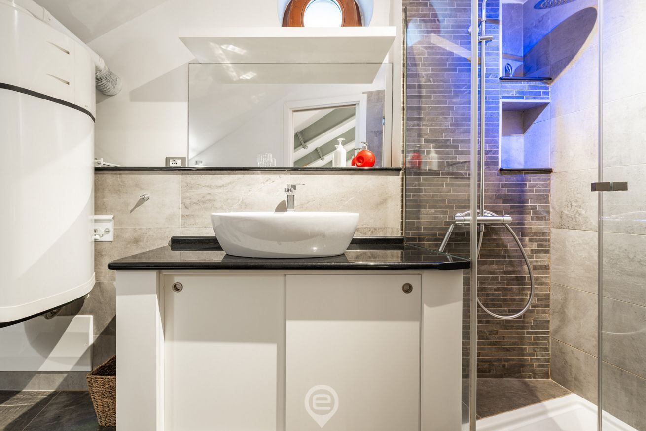 Shower, bidet, towels, shampoo