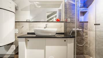 Shower, bidet, towels, shampoo