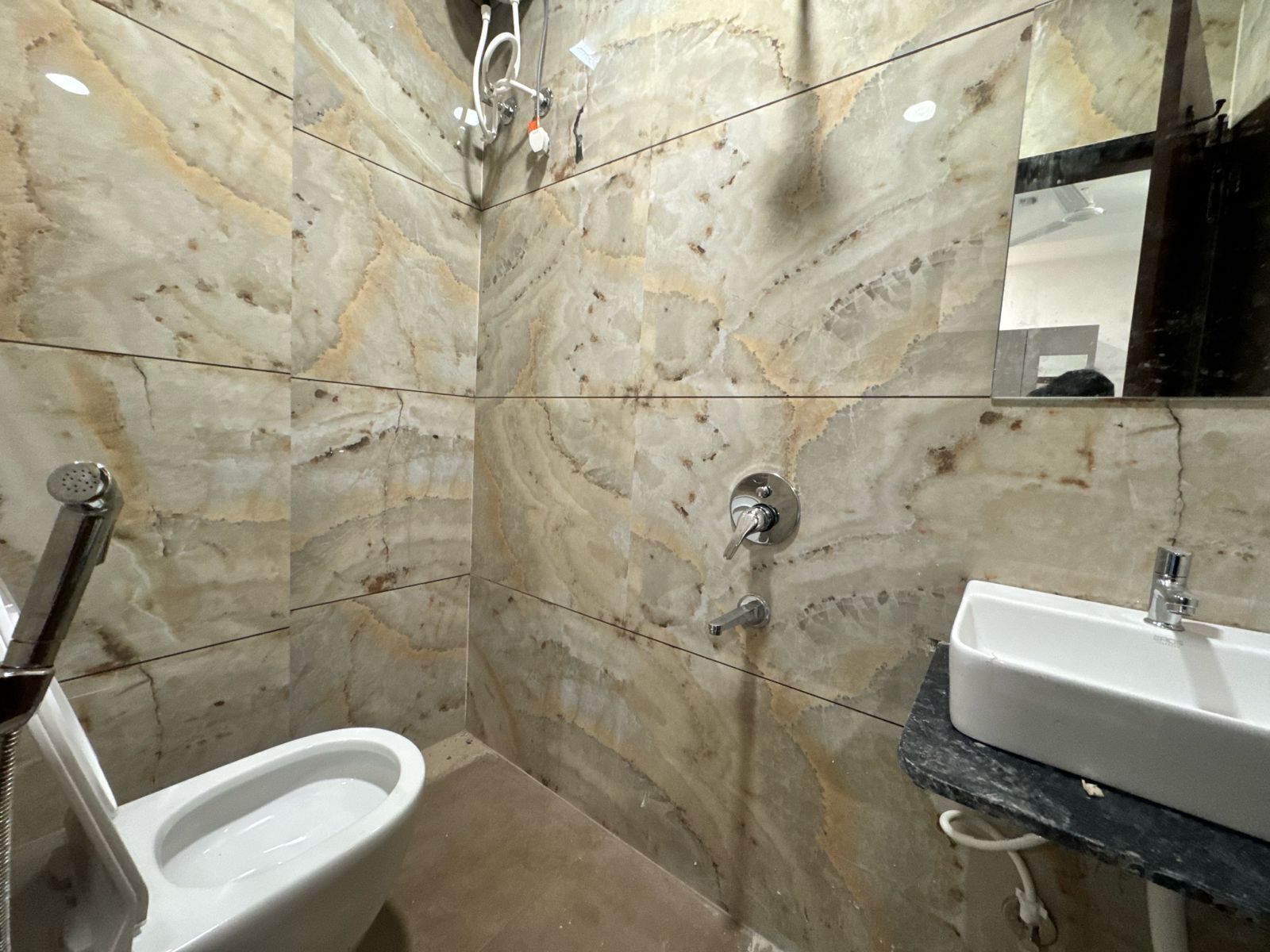 Regadera, toallas, jabón, shampoo 