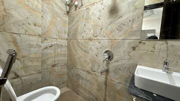 Regadera, toallas, jabón, shampoo