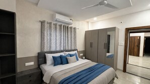 Une chambre à coucher moderne avec un lit, une armoire et des étagères intégrées.