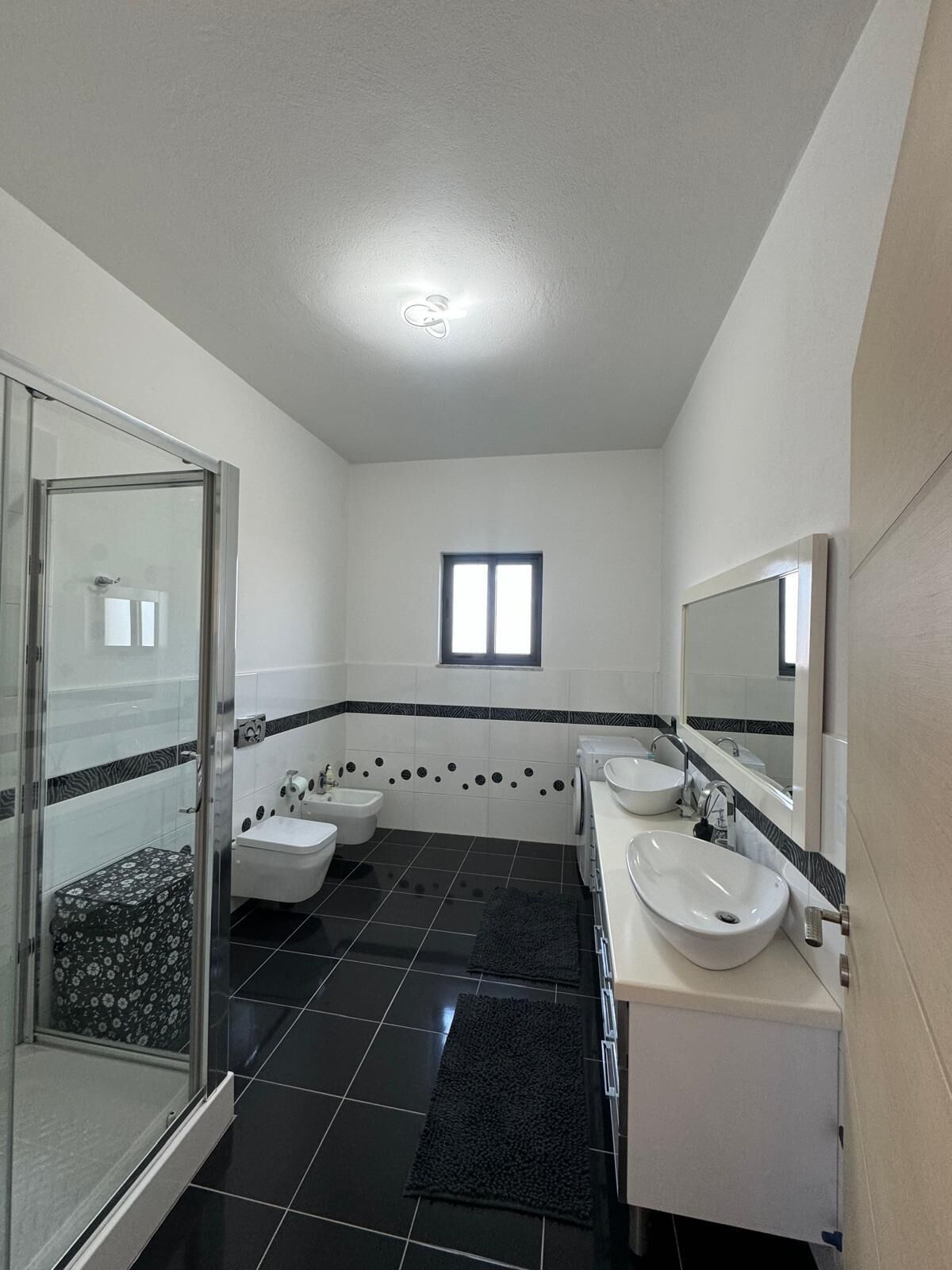 Douche, sèche-cheveux, bidet, serviettes fournies