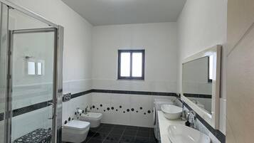 Douche, sĂšche-cheveux, bidet, serviettes fournies