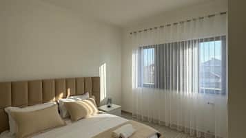 4 bedrooms, iron/ironing board, WiFi, bed sheets