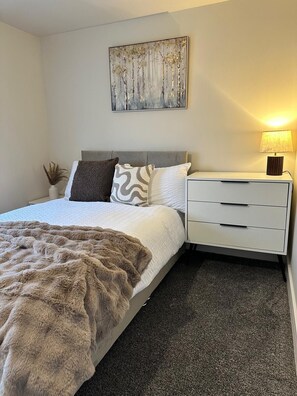 Unclassified image, 4 of 25, button - Modern 6 En-Suite Bedroom House Near Salt End. (Kingston upon Hull)