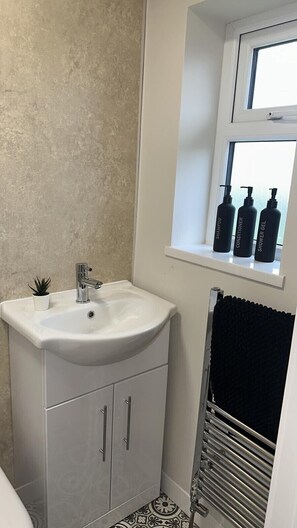 Unclassified image, 2 of 25, button - Modern 6 En-Suite Bedroom House Near Salt End. (Kingston upon Hull)