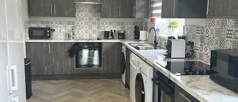 Kühlschrank, Mikrowelle, Ofen, Herdplatte