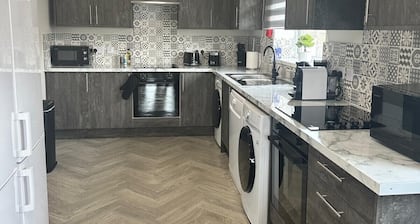 Modern 6 En-Suite Bedroom House Near Salt End.