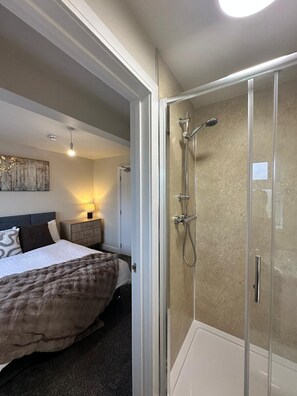 6 bedrooms, iron/ironing board, WiFi, bed sheets