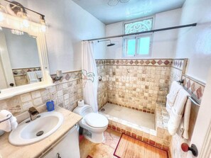 Serviettes fournies, savon, papier toilette