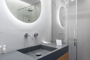 Shower, bidet, towels - A modern, tastefully furnished hotel room of approximately 22 square meters, featuring a double bed or two single beds, a bathroom with a bathtub or shower, and a large balcony furnished with a table and chairs.Use of swimming pool and gymWellness center (Olbia)