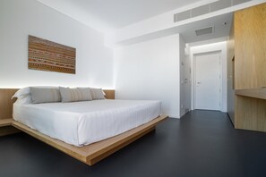 Ein modernes Schlafzimmer mit einem niedrigen Plattformbett, einem großen abstrakten Gemälde und einem minimalistischen Design.