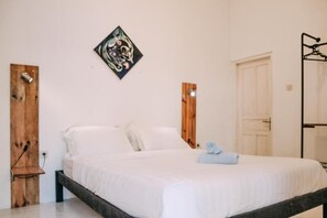 Standard Double Room, Garden View | Free WiFi, wheelchair access - Pojok Pas Guesthouse (Mergangsan)