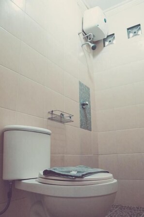 Standaard tweepersoonskamer, uitzicht op tuin | Badkamer